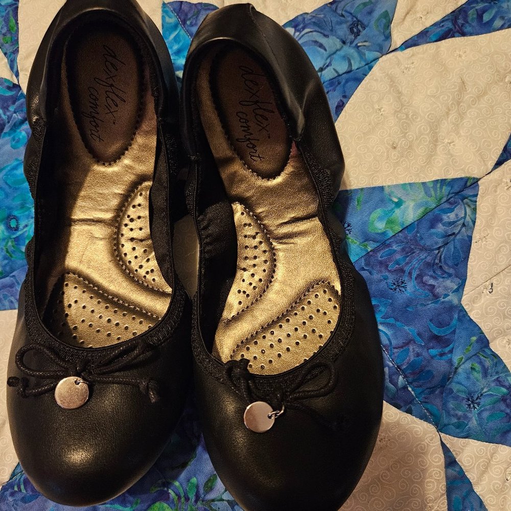 Black women's scrunched flats with cute bow